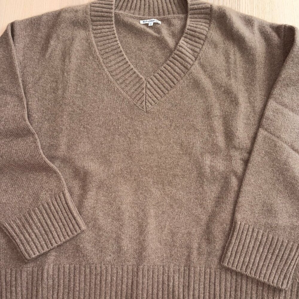 Reformation Jadey Cashmere Oversized V-Neck Seater in Dachshund